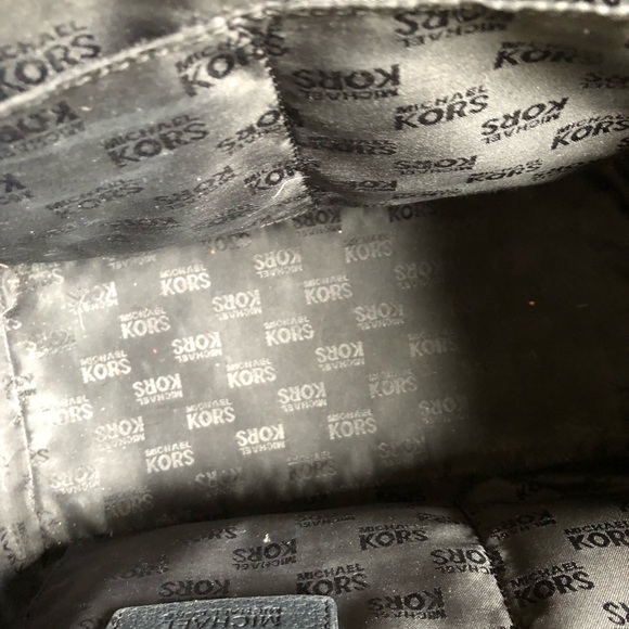 SOLD- Michael Kors large Hudson bag - Picture 5 of 8